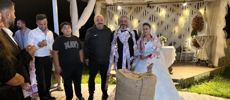 D���nde Alt�n Yerine Bir �uval F�nd�k Takt�lar