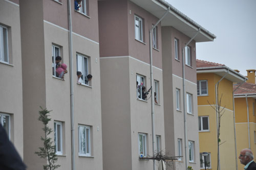 Kom�usuna K�zd� T�fekle Y�rekleri A��za Getirdi