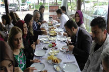 Ak Kad�nlar Kahvalt� Verip Hediyeler Sundular